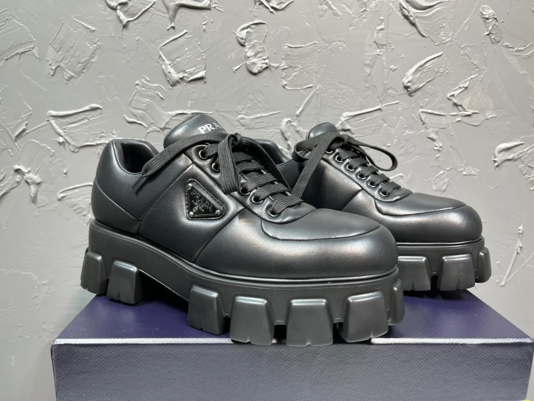 Men's shoes 💰820💰 🔥🔥🔥Top version 2025 new Prada Prada triangular enamel logo, round toe bolder shoes, bread shoes, developed one to one with the original version, outsole one to one private molding, the fabric is imported sheepskin, lining imported sheepskin, foot pad sheepskin, sole height 5cm, outsole original rubber foam sole, code number 39-46